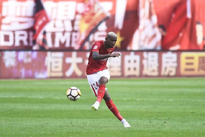 包含广州恒大队员默契配合，赢得关键胜利的词条