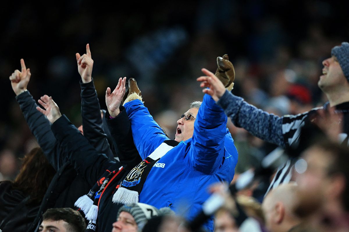 莱斯特城门将神勇表现，传射帮助球队取胜