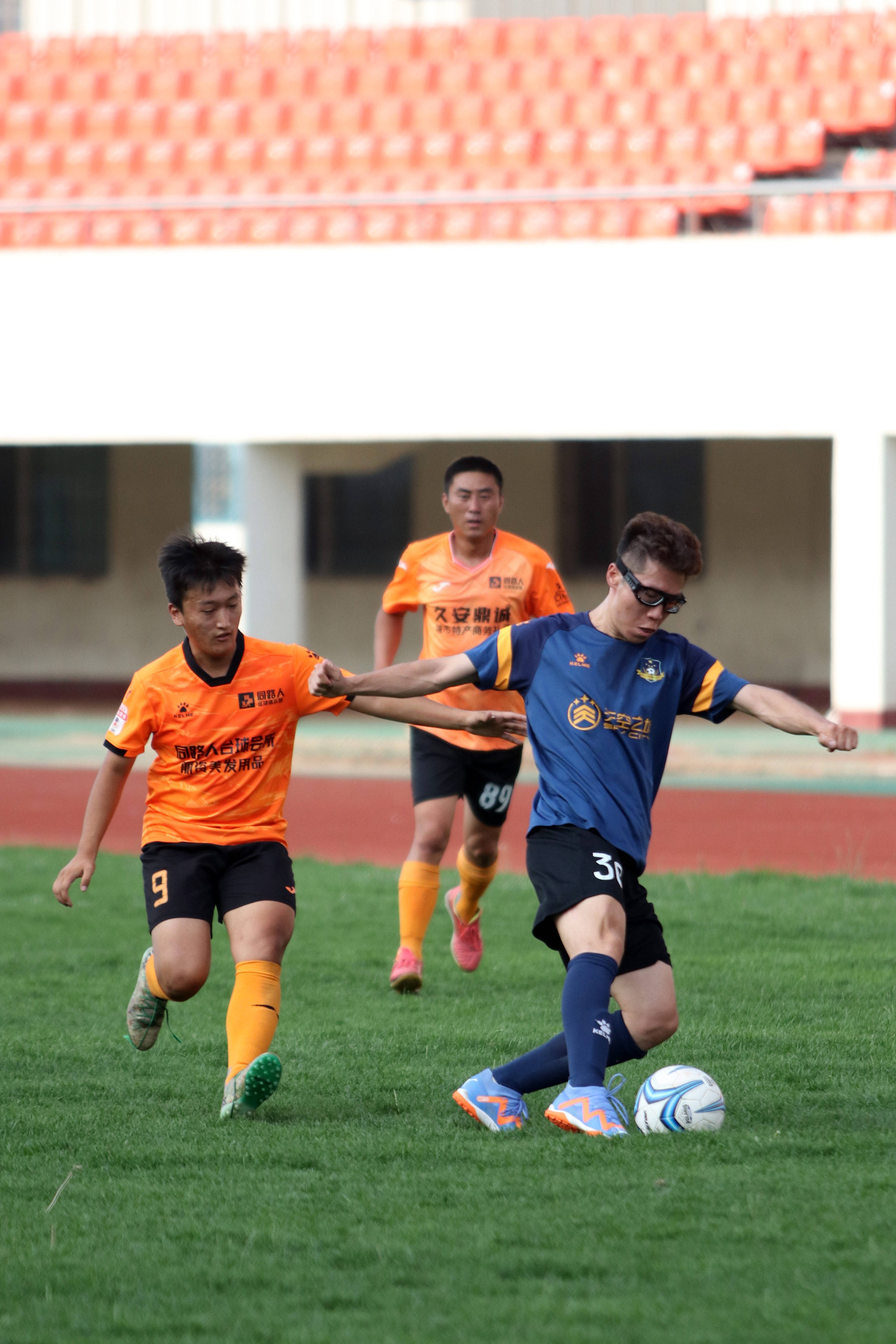 球员展现出色实力,赛场氛围一片激烈混战 球员展现出色实力,赛场氛围一片激烈混战