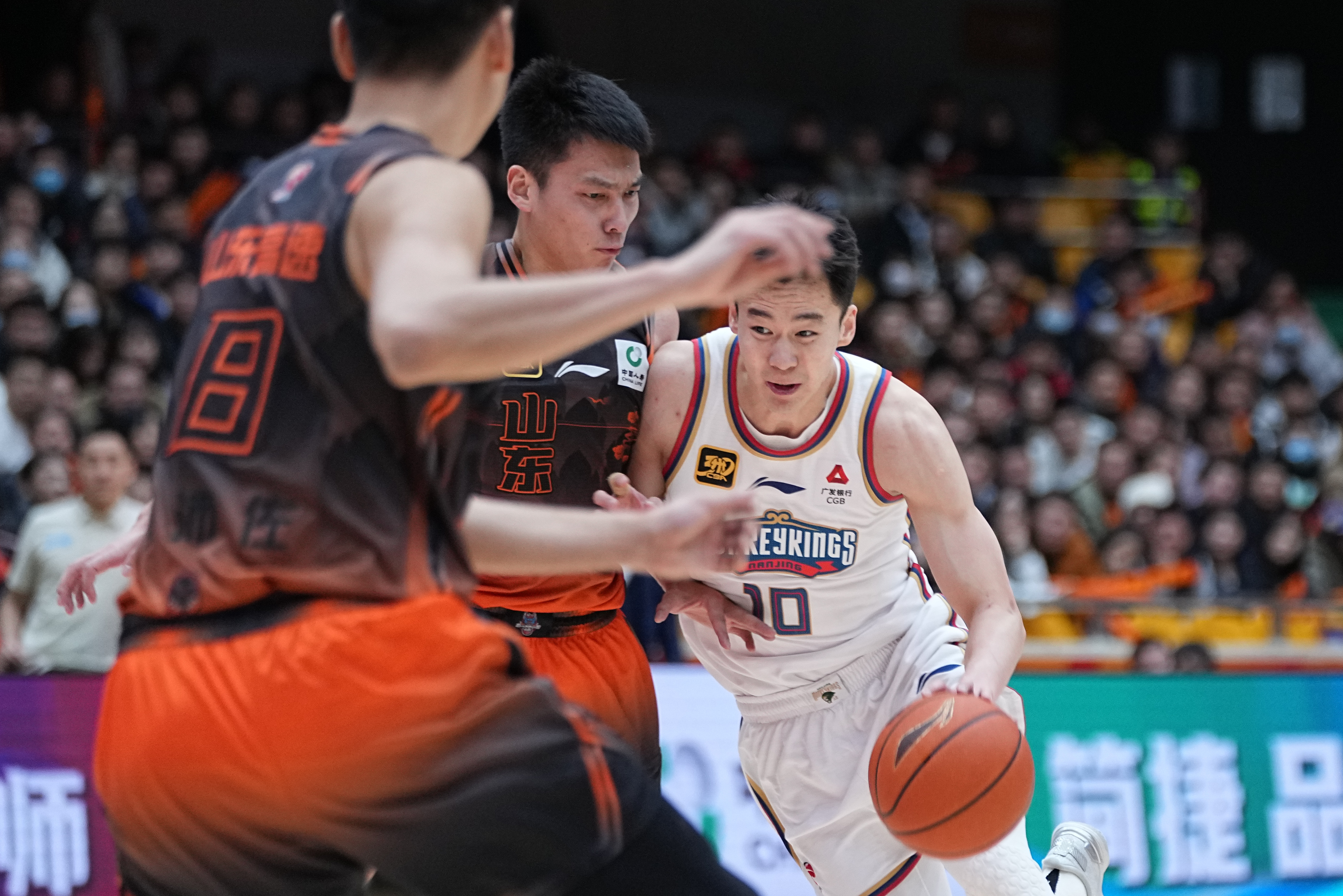 职业篮球演绎新篇章，球员们斗志昂扬的简单介绍