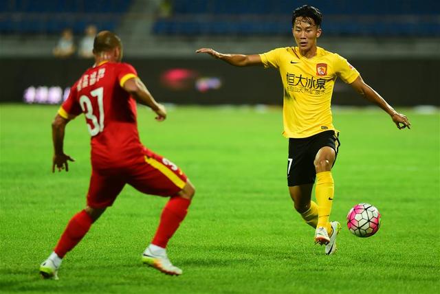 关于广州恒大客场大胜长春亚泰，继续领跑积分榜的信息