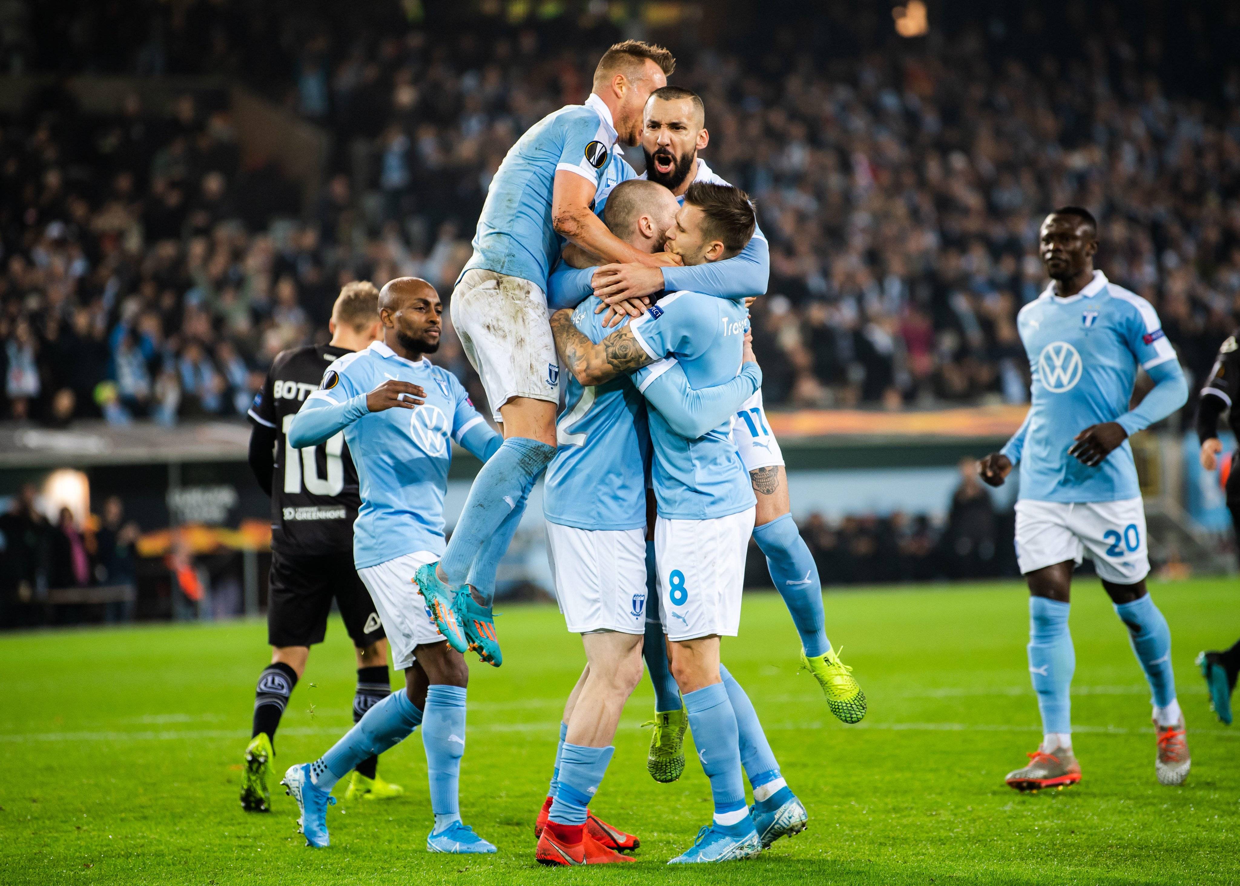 瑞典足球队在比赛中取得胜利 瑞典足球队在比赛中取得胜利