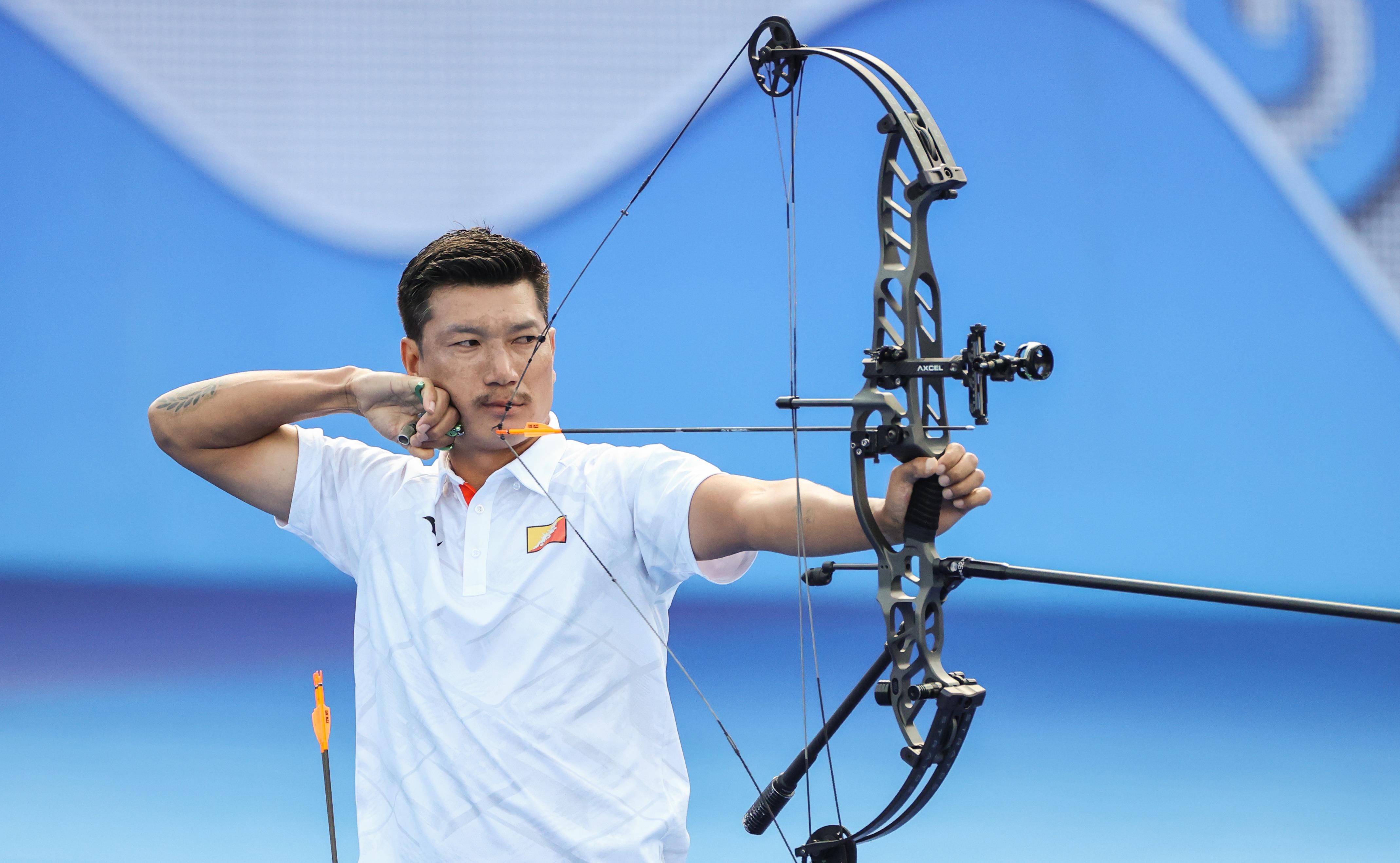 中国选手刘国梁在亚运会射箭项目中夺金