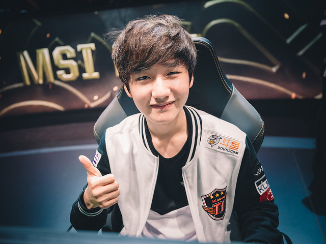 DK力克EG,Peanut打出惊人五杀四强赛2:0(北京) DK力克EG,Peanut打出惊人五杀四强赛2:0(北京)