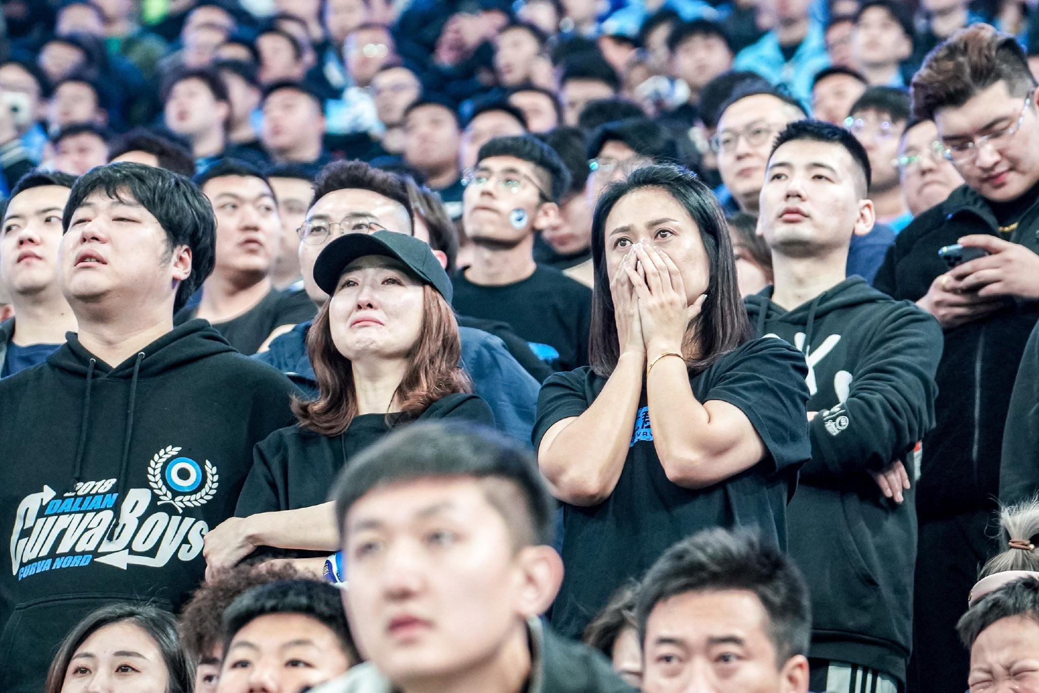 精彩比赛纷呈，球迷热情高涨的简单介绍