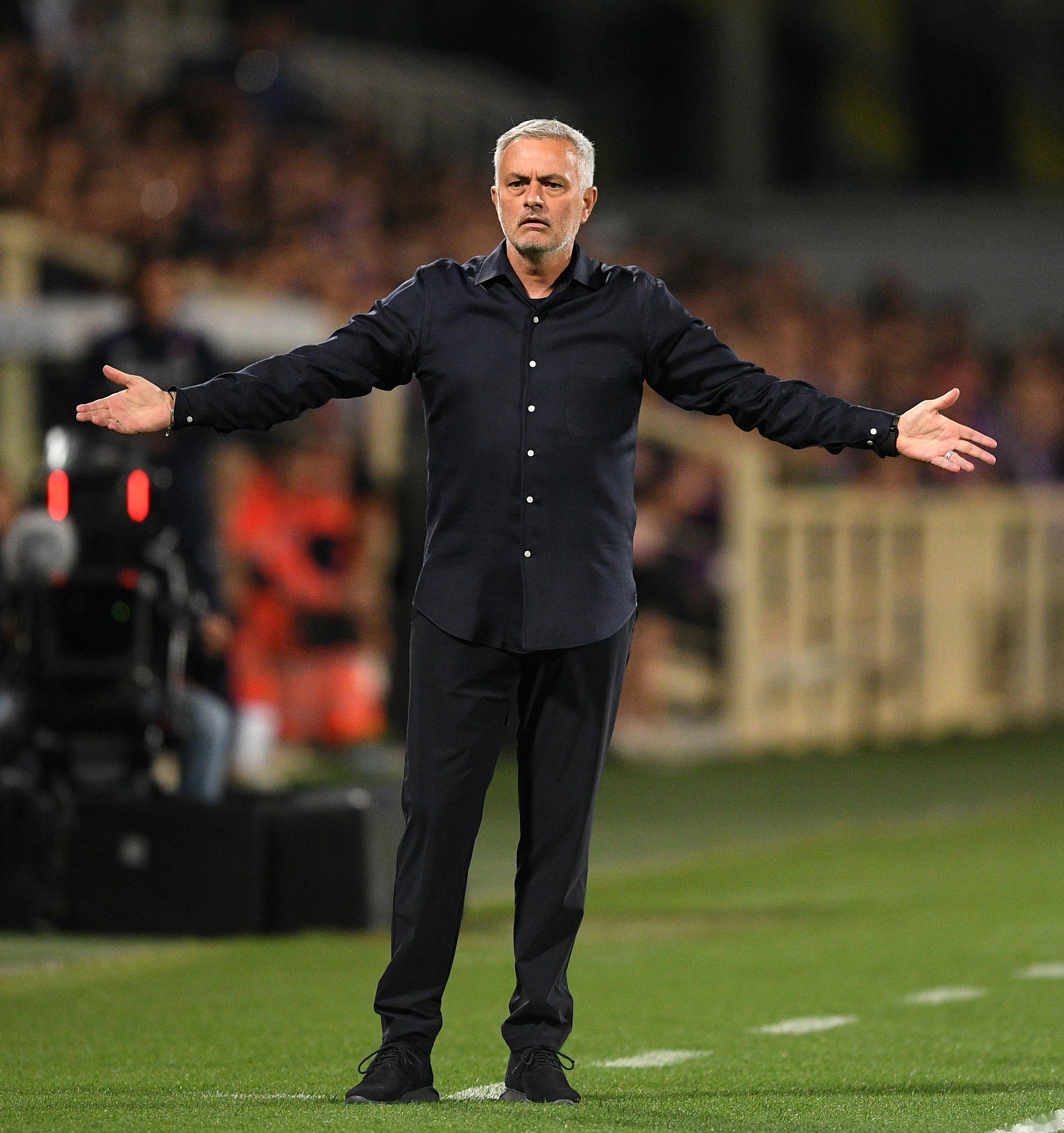 关于意大利足球界动荡不安，球员表现动人心弦的信息