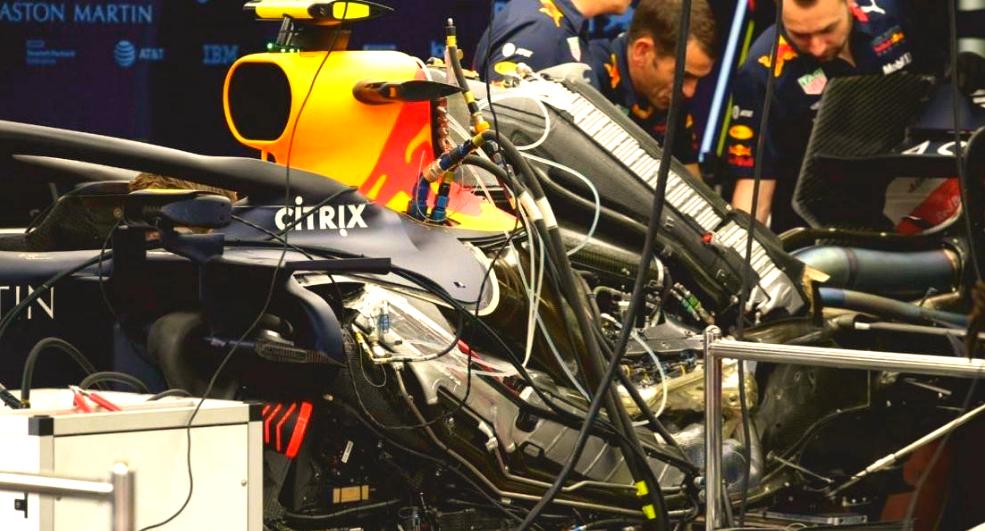 梅赛德斯险胜雷诺车队，诺里斯点燃赛场