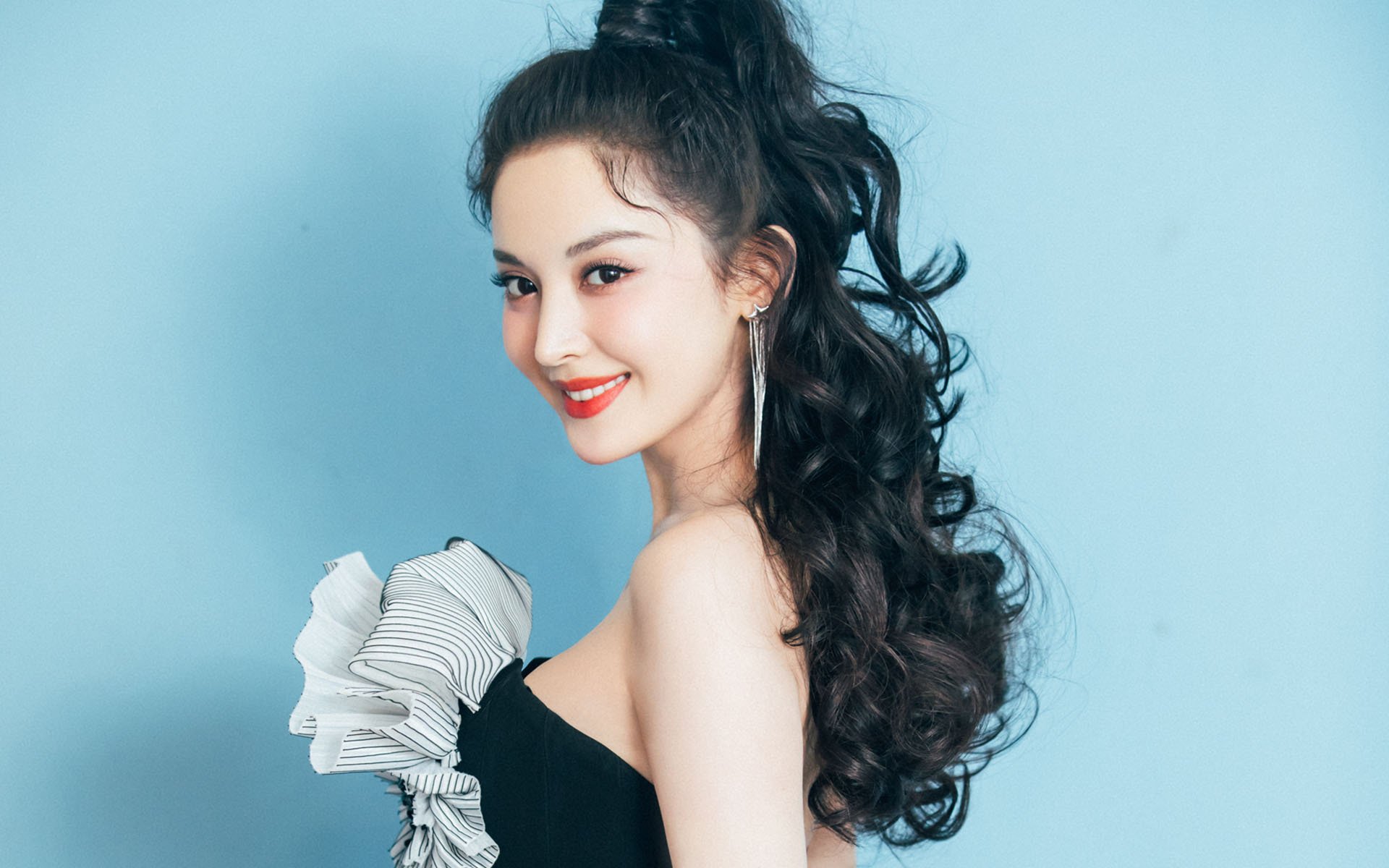 伊朗篮球逆袭希腊夺冠，格纳布里足球盛宴主宰赛场—年度体育焦点之战回顾