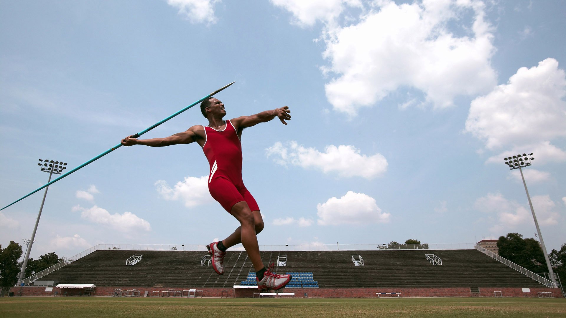 布伦森40分撕裂天山防线，马刺体系强压新疆铁血反击